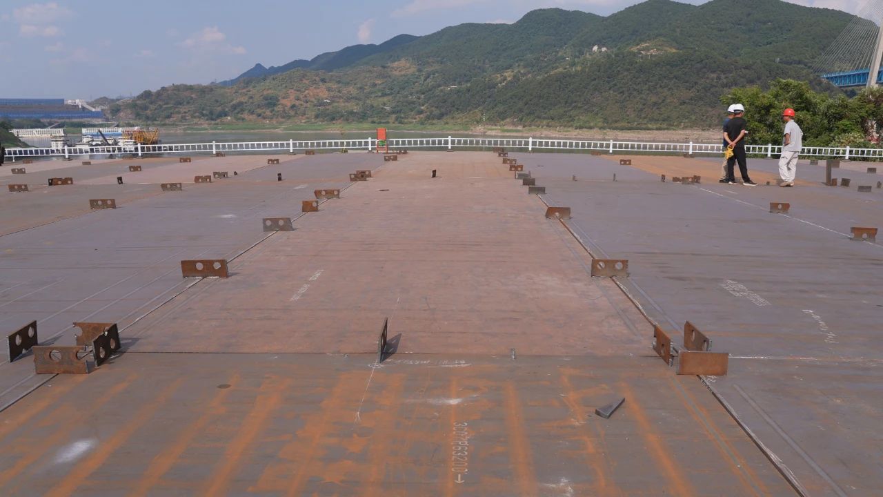 1726724040112119.jpg 國企動態(tài) 驗收完成,首批青城大橋主橋鋼箱梁構(gòu)件將于9月7日陸續(xù)運抵現(xiàn)場!5.jpg